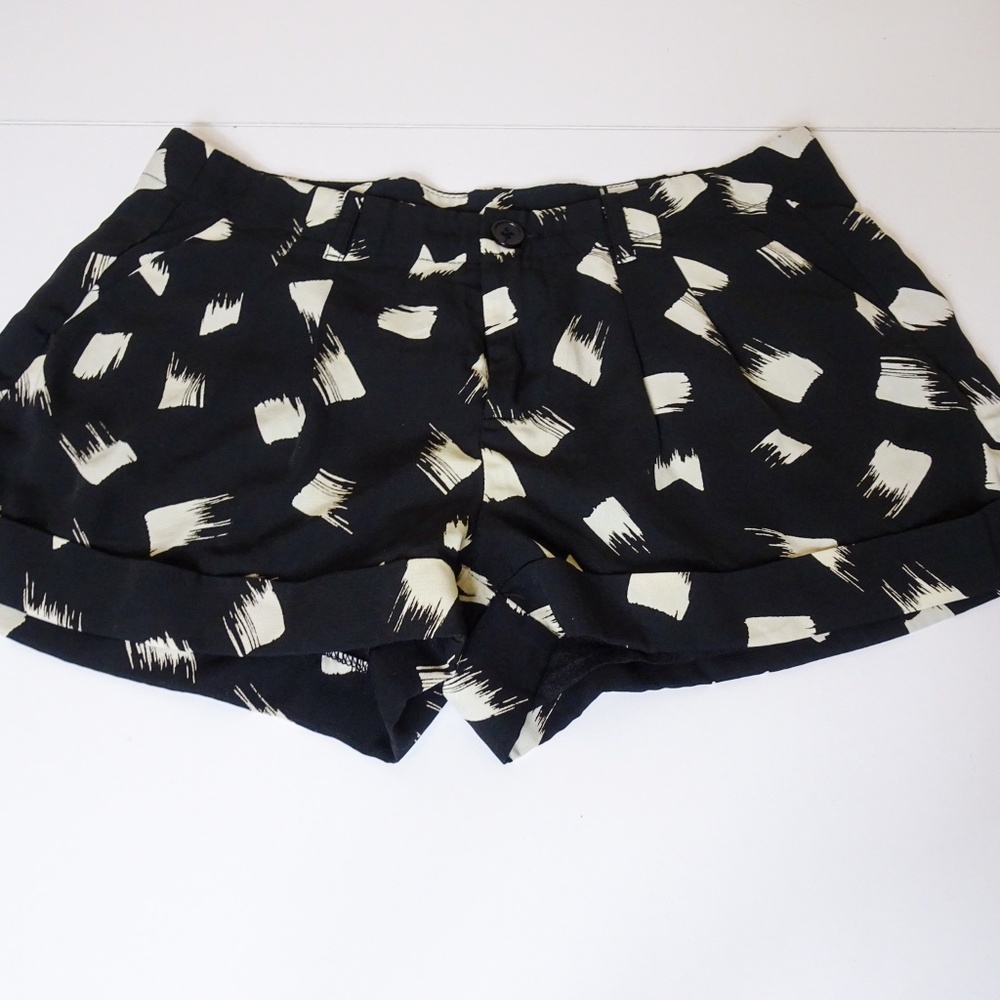 Sz small black and cream shorts